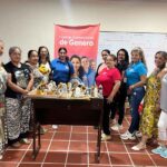 Mujeres de la comuna 1 aprendieron técnicas manuales para crear pesebres navideños