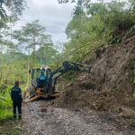 Maquinaria de la alcaldía retira 90 metros cúbicos de material tras deslizamiento en el corregimiento tres Maquinaria de la alcaldía retira 90 metros cúbicos de material tras deslizamiento en el corregimiento tres